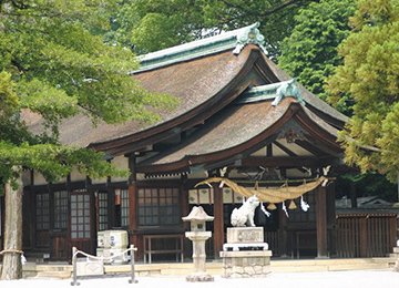徳川家康の側室・於万の方に縁の神社としても最近は話題。歴史ある「知立神社」は、自動車10分圏内（約3,810m）
